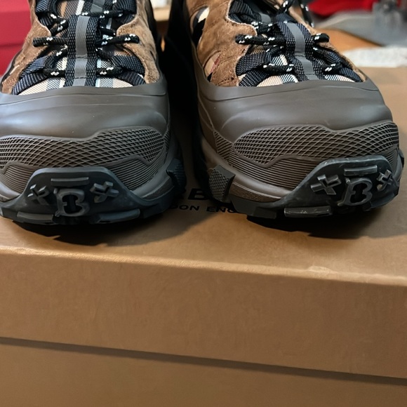 Burberry Men Leather Arthur Vintage Check Sneakers - Picture 9 of 13